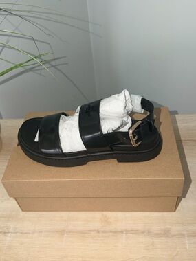 Coach (AUTHENTIC) Black Leather Buckle Strap Sandal with Gold Hardware